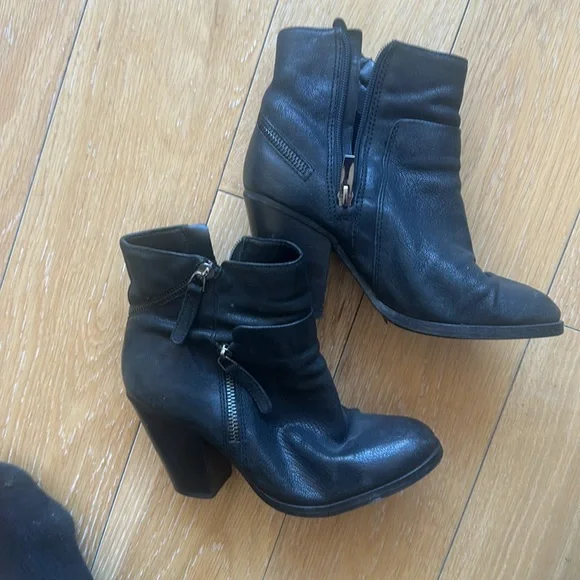 Vince Camuto - Hinnegan Black Leather Ankle Boot Size 5.5 - Picture 11 of 11